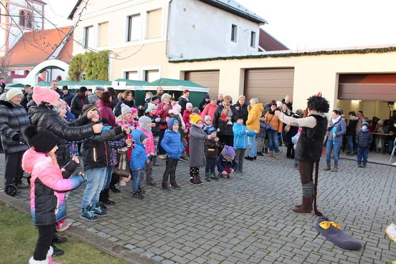 V Tlumačově rozsvítili vánoční stromek. Předtím si užili adventní jarmark