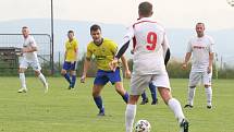 Fotbalisté Luhačovic (ve žlutých dresech) zvítězili na hřišti Sokola Veselá 4:3.