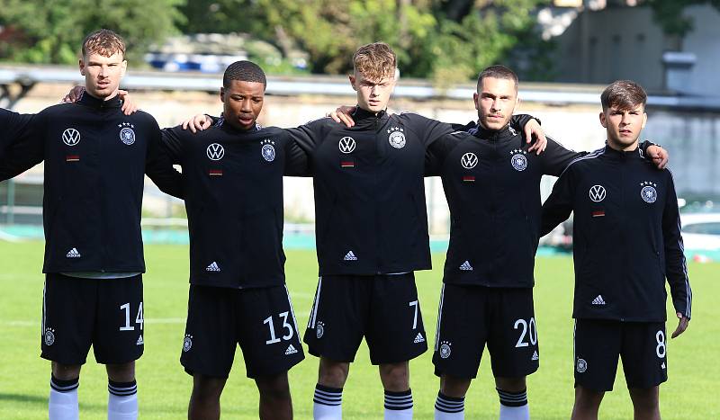 Fotbalisté Německa (bílé dresy) do osmnácti let zdolali na stadionu ve Zlíně Ameriku 2:0