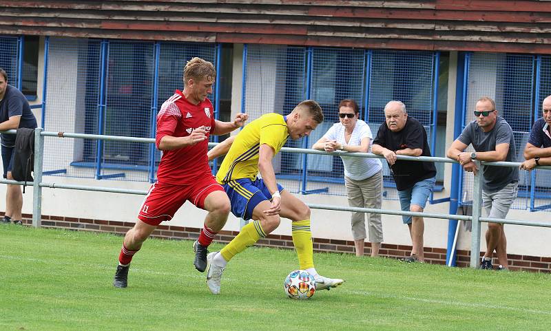 Fotbalisté Zlína B (žluté dresy) ve 2. kole MSFL otočili domácí duel s Uničovem, který porazili gólem Koviniće  2:1.