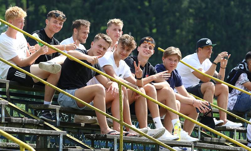 Fotbalisté Zlína B (bílé dresy) v sobotním přípravném zápase na Vršavě remizovali s juniorkou Zbrojovky Brno 2:2.