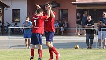 Fotbalisté Újezdu (ve žlutých dresech) v nedělním přípravném zápase podlehli Valašským Kloboukům 2:6