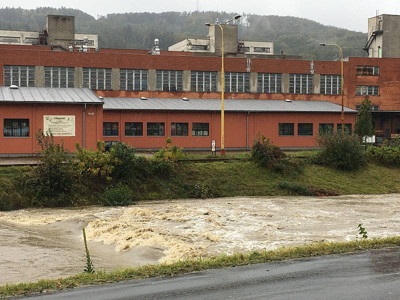 Vytrvalý déšť ve Zlínském kraji zaplavil cesty, zvedl hladiny řek. Řeka Dřevnice ve Zlíně.