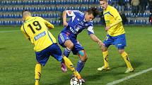 Fotbalisté Zlína (ve žlutém) v sobotním šlágru 12. kola II. ligy podlehli Sigmě Olomouc 0:1.