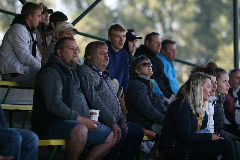 Ve šlágru 10. kola fotbalového krajského přeboru remizovala Napajedla (v červeném) s Baťovem 2:2, když domácí dokázali smazat dvoubrankové manko.