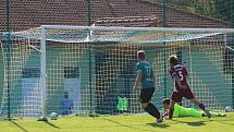 Fotbalisté Březnice doma porazili Louky (červené dresy) 2:0.