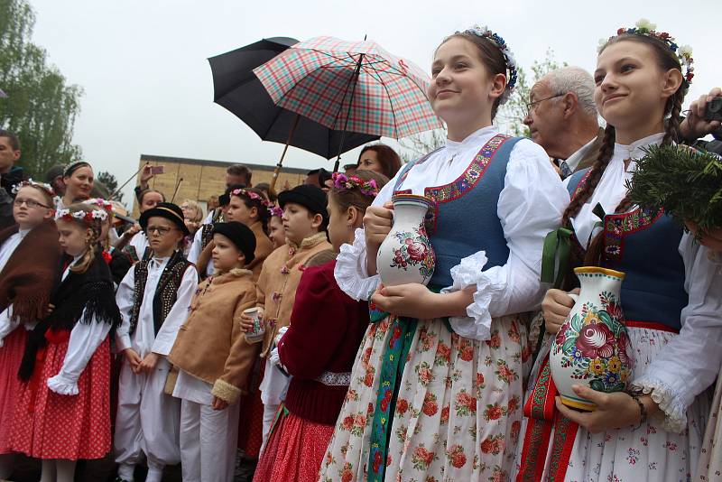 Žehnání pramenům. „Jde o děkovnou modlitbu, že v tomto kraji, našem městě i farnosti jsou léčivé prameny,“ vysvětlil farář Hubert Wojcik.