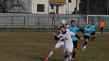 Fotbalisté Tlumačova (bílé dresy) v dohrávce 11. kola krajské I. B třídy skupiny C podlehli Polešovicím 0:2.