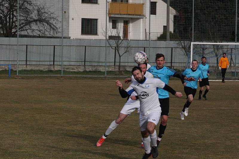 Fotbalisté Tlumačova (bílé dresy) v dohrávce 11. kola krajské I. B třídy skupiny C podlehli Polešovicím 0:2.