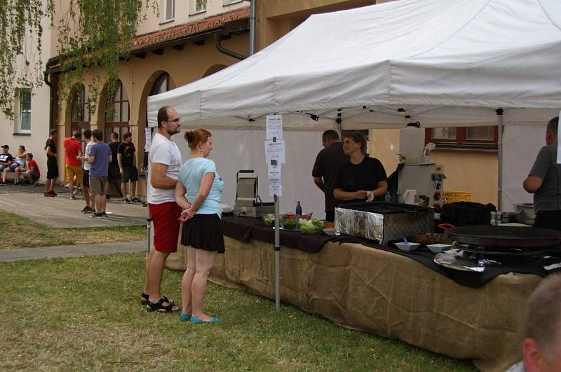 Vůně doslova vymazlených burgrů do Napajedel přilákala stovky lidí