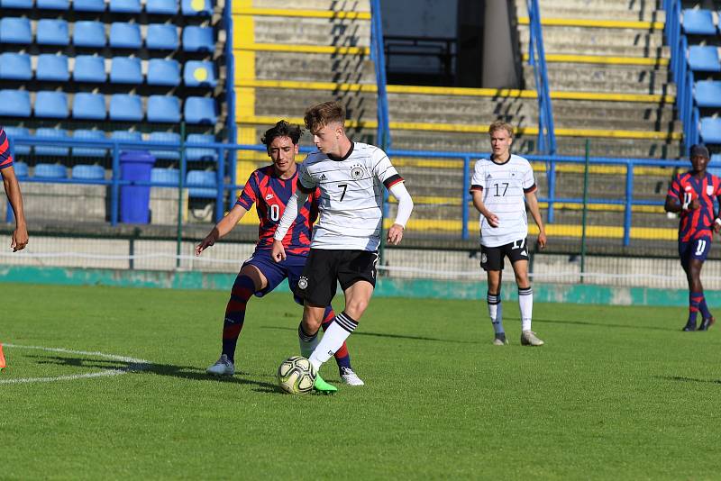 Fotbalisté Německa (bílé dresy) do osmnácti let zdolali na stadionu ve Zlíně Ameriku 2:0