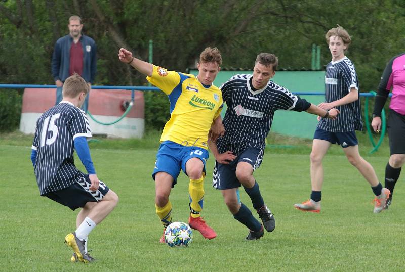 Fotbalisté Lužkovic (tmavé dresy) pod novým trenérem Poláškem nastříleli Pasekám osm branek a vyhráli 8:0