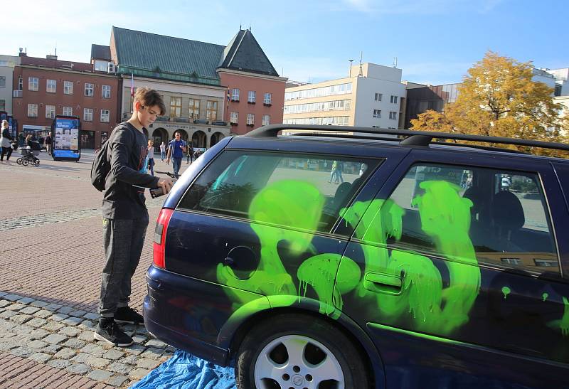 Graffiti City Zlín 2018 na náměstí Míru ve Zlíně. Novinkou druhého ročníku je graffiti na vozidlech