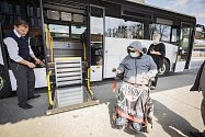 Čtyři nové autobusy se speciální plošinou usnadní lidem s hendikepem cestování na regionálních linkách ve Zlínském kraji. Vozy jsou vybaveny novým typem nástupní plošiny a nabídnou cestujícím větší komfort.