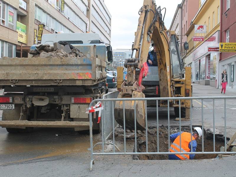 Při opravě hlavního vodovodního potrubí v Bartošově ulici ve Zlíně narazili technici na vymletou jámu, do které by se vešel téměř celý automobil.