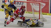 Extraligoví hokejisté Zlína (ve žlutém) v rámci 42, kola nejvyšší soutěže v neděli doma hostili třinecké Oceláře.
