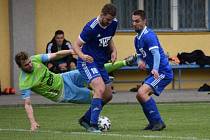 Po dvou úspěšných duelech tentokráte divizní fotbalisté Slavičína (v modrém) doma nestačili na Hranice. Lídru skupiny E podlehli po boji 1:4.