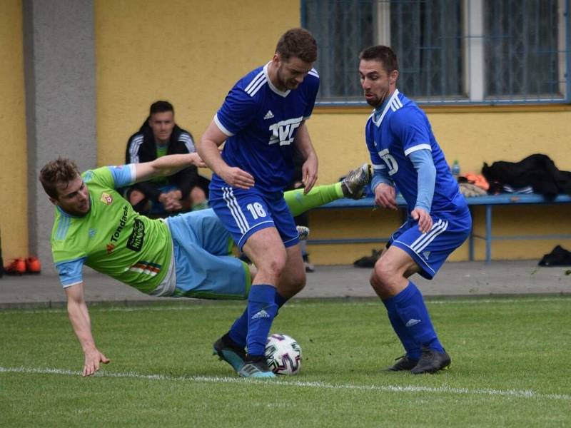 Po dvou úspěšných duelech tentokráte divizní fotbalisté Slavičína (v modrém) doma nestačili na Hranice. Lídru skupiny E podlehli po boji 1:4.