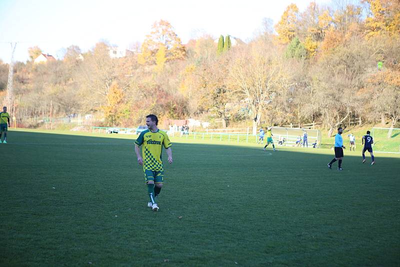 Fotbalisté Luhačovic (modré dresy) v posledním podzimním zápase Krajského přeboru doma podlehli Napajedlím 1:2.