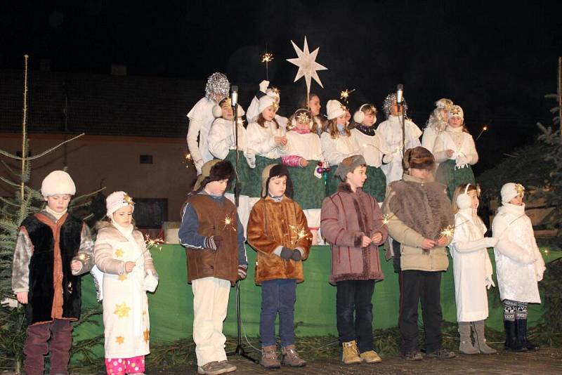 V pátek 23. prosince 2016 se v Lukovečku konalo tradiční Zpívání koled u kapličky a předávání Betlémského světla.