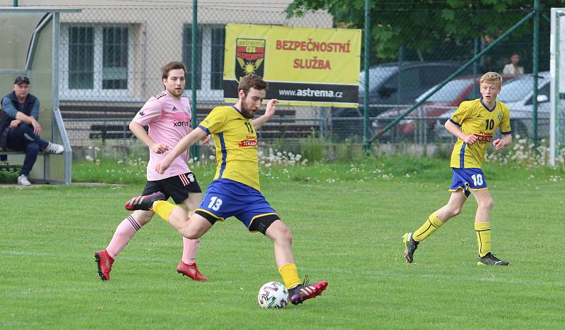 Fotbalisté Malenovic (růžové dresy) ve 21. kole I. B třídy sk. C remizovali se Starým Městem 3:3.