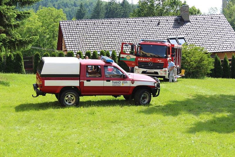 Záchranáři přijíždějí pro pacientku s virem Ebola a transportují do nemocnice Na Bulovce. Zde funguje jediné civilní pracoviště na superspecializované případy infekčních nemocí v České republice. V rámci konference Medicína katastrof si hasiči města Zlína