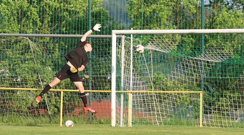 Fotbalisté Nevšové (v bílých dresech) zvítězili na hřišti Mladcové.