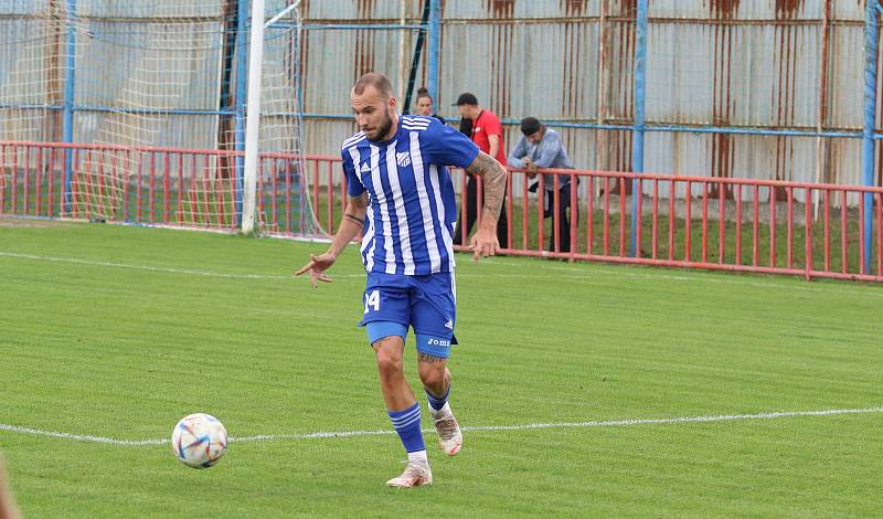 Fotbalisté Kvítkovic (modro-bílé dresy) v Mol Cupu prohráli s Třincem 1:5.