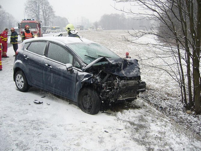 Noční sněžení způsobilo sérii dopravních nehod v celém Zlínském kraji.