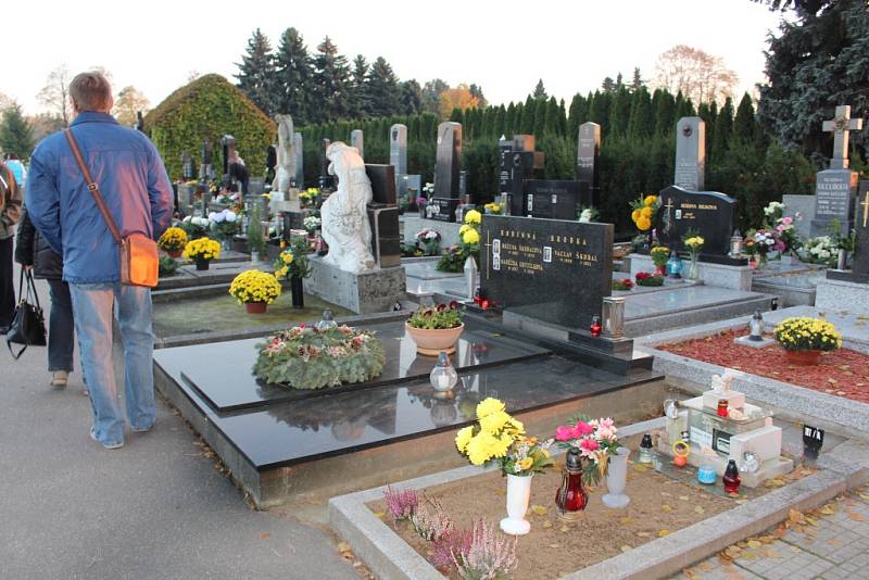 Dušičky na hřbitově v Otrokovicích-Kvítkovicích