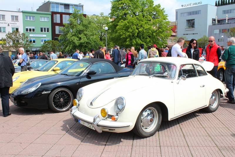 V sobotu 6. května 2017 se na zlínském náměstí Míru konal sraz vozů Porsche.