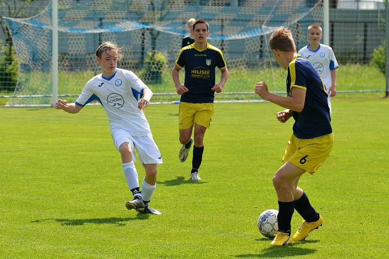 Dorostenci Tlumačova (bílé dresy) v 19. kole krajské soutěže skupiny B doma remizovali s Prakšicemi 3:3.
