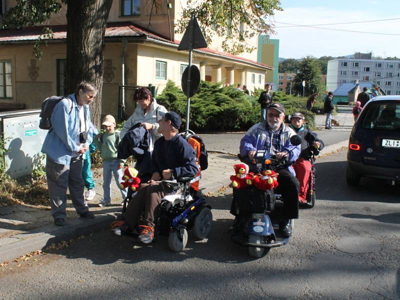 Okolí Vizovic vede první turistická trasa, která je určená i pro vozíčkáře. Ti ji společně s Klubem českých turistů slavnostně otevřeli v sobotu 22. září ve Vizovicích.