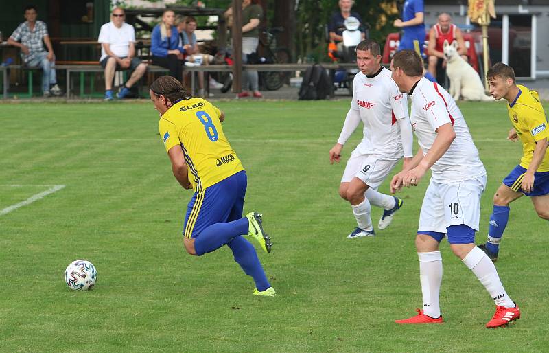 Fotbalisté Luhačovic (ve žlutých dresech) zvítězili na hřišti Sokola Veselá 4:3.