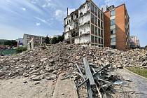 Podívejte se, jak pokračuje demolice nejstarší budovy zlínské univerzity; květen 2023
