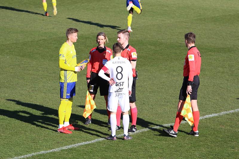 Fotbalisté Zlína (žluté dresy) ve 25. kole FORTUNA:LIGY prohráli s Hradcem Králové 1:2.