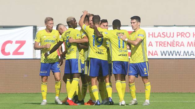 Fotbalisté Zlína (ve žlutých dresech) doma na Letné přivítali Teplice. Foto: Jan Zahnaš