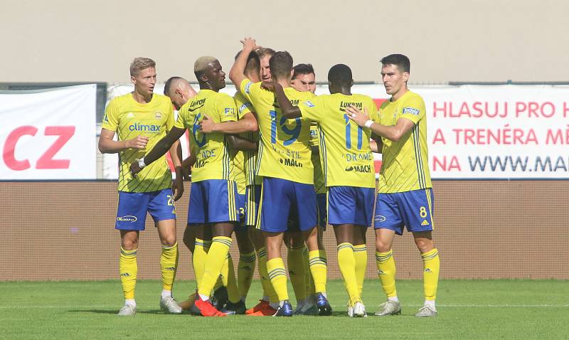 Fotbalisté Zlína (ve žlutých dresech) doma na Letné přivítali Teplice. Foto: Jan Zahnaš