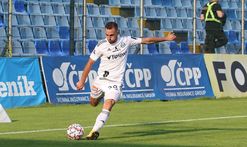 Fotbalisté Zlína (žluté dresy) v 5. kole FORTUNA:LIGY prohráli doma s Olomoucí 1:4.