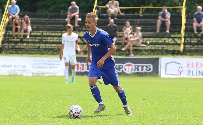 Fotbalisté Zlína (bílé dresy) v úvodním letním přípravném zápase přehráli třetiligový Uničov 5:1.