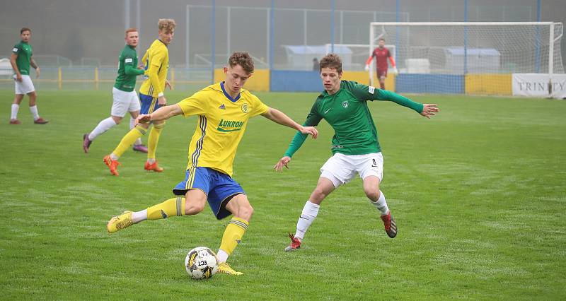 Fotbalisté Zlína B (žluté dresy) v posledním domácím zápase podzimní části třetí ligy podlehli Hlučínu 2:3.