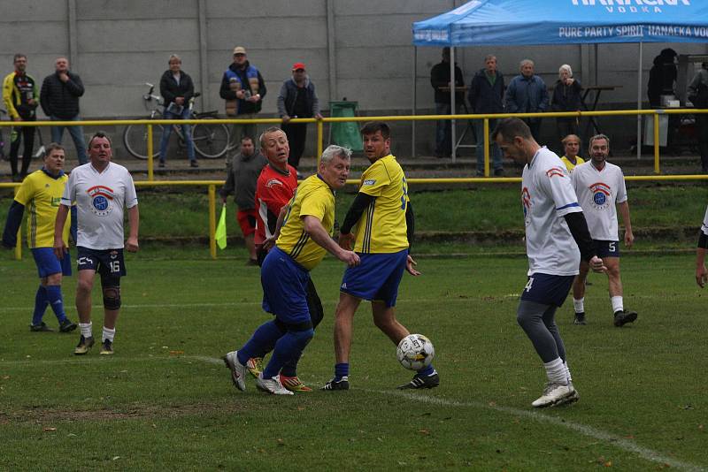 Fotbalisté Malenovic oslavili výročí devadesáti let od založení zápasem proti staré gardě Zlína. V sobotu navíc otevřeli novou tribunu.