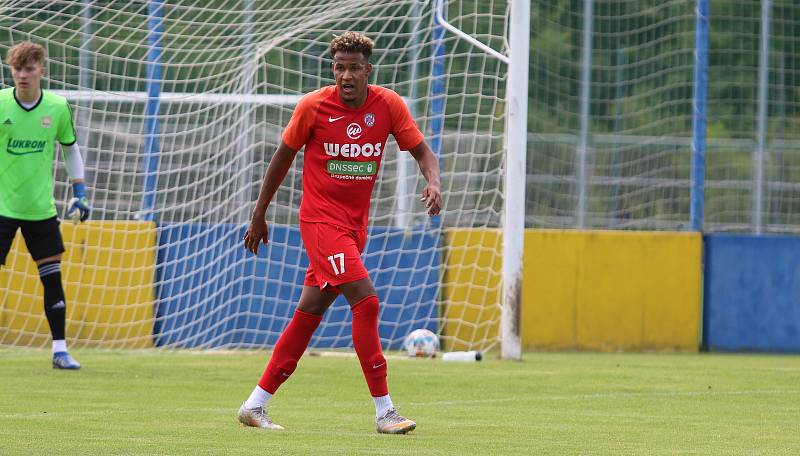 Fotbalisté Zlína B (bílé dresy) v sobotním přípravném zápase na Vršavě remizovali s juniorkou Zbrojovky Brno 2:2.