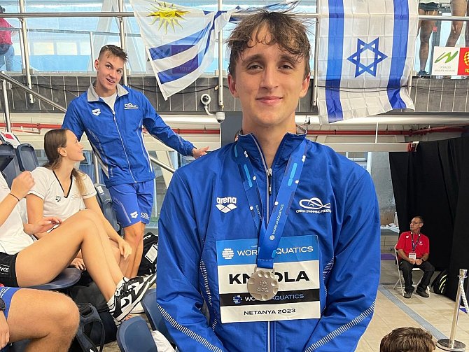 Plavec Miroslav Knedla získal na juniorském mistrovství světa v Netanji stříbro na znakařské stovce.