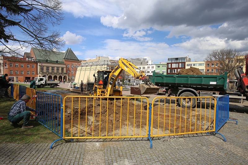 Stavba stálého pódia na náměstí Míru ve Zlíně.