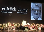 Poslední rozloučení s Vojtěchem Jasným, básníkem stříbrného plátna, jak byl označován, se uskutečnilo v sobotu ve zlínském Městském divadle.