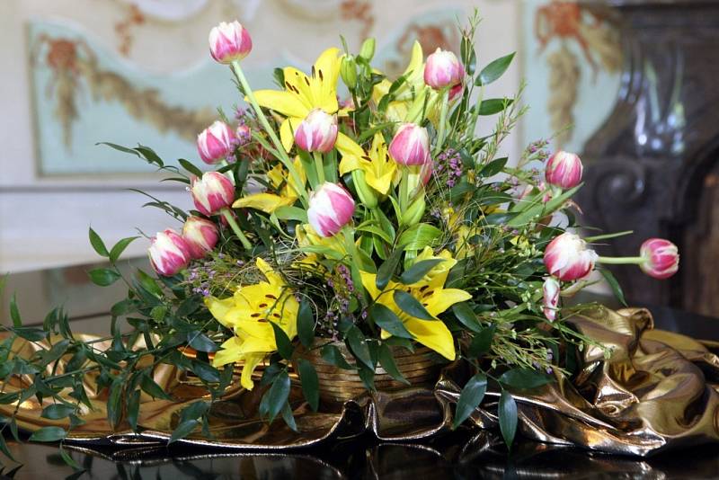 Výstava „Zámek v tulipánech“.  Vazby s tulipány v interiéru Vizovického zámku.