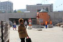 Podchod na náměstí Práce má být hotový koncem května