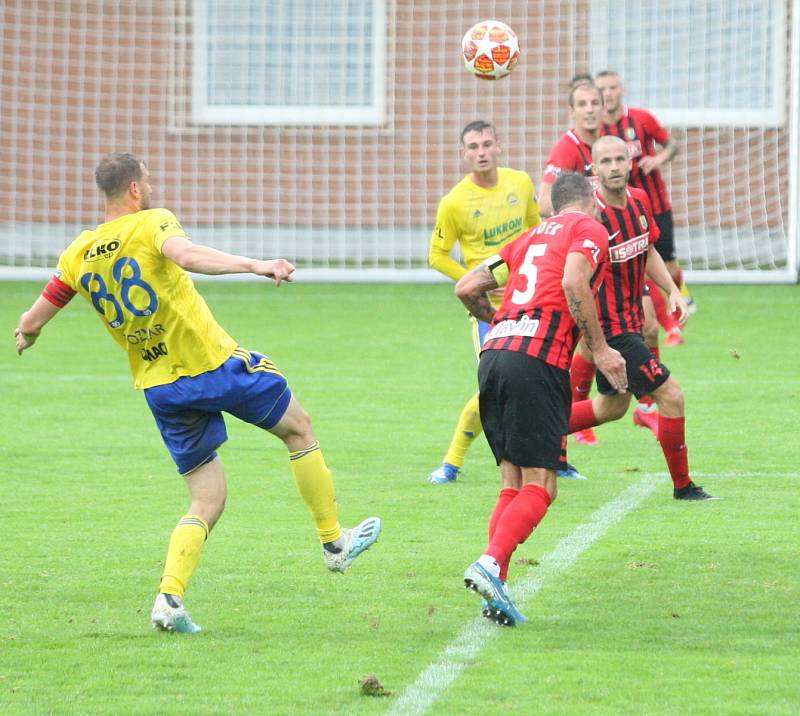 Fotbalisté Fastavu Zlín (ve žlutém) v úvodním kole Fortunba:ligy skupiny o záchranu hostili Slerzský FC Opava.