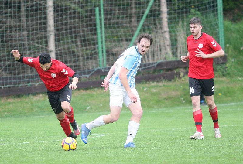 Fotbalisté Příluk (v červeném) v rámci I. B třídy skupiny A pokračují v jarní spanilé jízdě, v nedělním duelu 21. kola doma porazili 2:0 Poličnou.